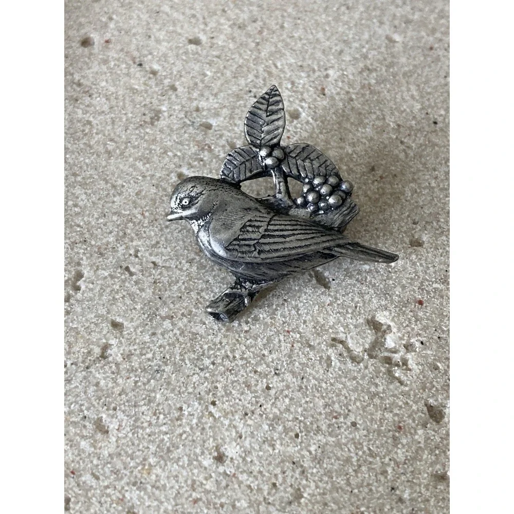 Birds & Blooms‎ 2002 Silver Tone Bird Berry Branch Brooch Pin Nature Wildlife